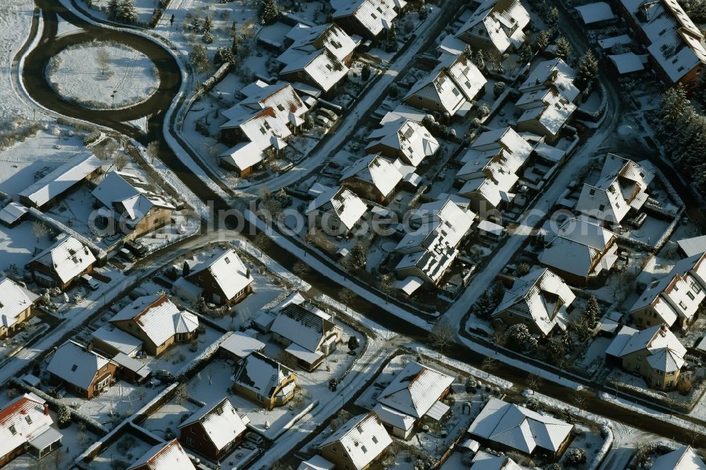 Aerial image Altlandsberg - Snow-covered houses and gardens of a single family home residential area in the West of Wegendorf in the state of Brandenburg