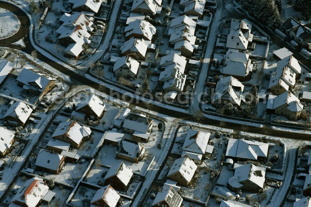 Altlandsberg from above - Snow-covered houses and gardens of a single family home residential area in the West of Wegendorf in the state of Brandenburg