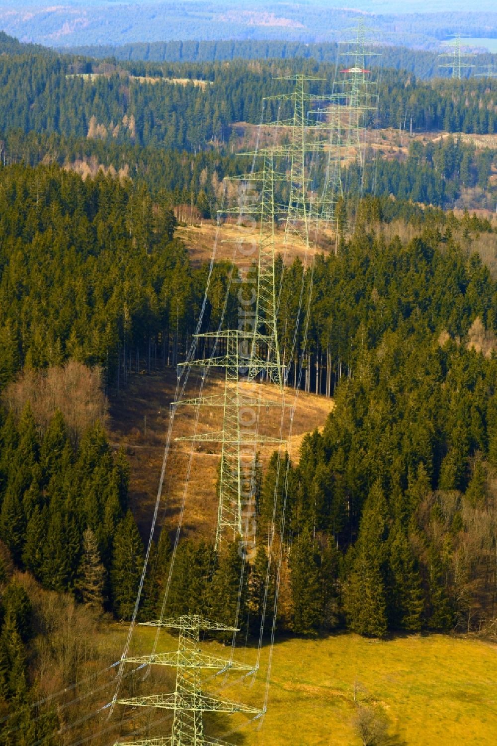 Möhrenbach from the bird's eye view: Aisles and route of the power supply and route of the supply lines and high-voltage pylons of the 380 kV three-phase extra-high voltage overhead line near Moehrenbach in the state of Thuringia, Germany