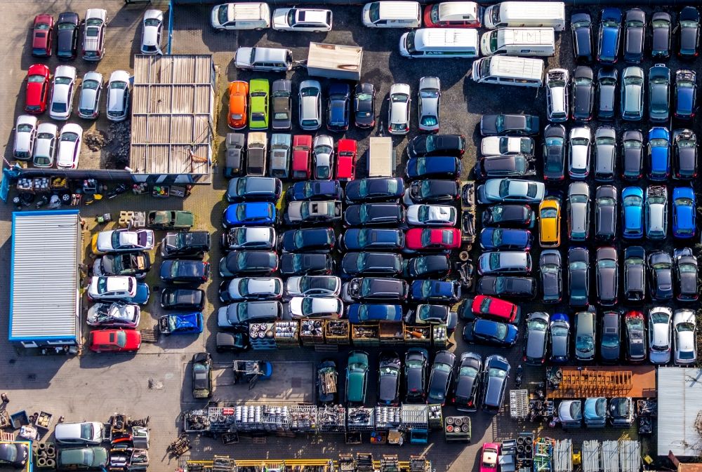 Werl from the bird's eye view: Scrap yard for the recycling of passenger cars and used vehicles with disassembly and spare parts trade of Bellof GmbH in Werl in the state of North Rhine-Westphalia, Germany