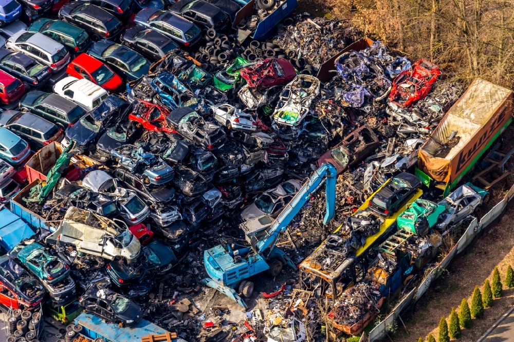 Aerial photograph Werl - Scrap yard for the recycling of passenger cars and used vehicles with disassembly and spare parts trade of Bellof GmbH in Werl in the state of North Rhine-Westphalia, Germany