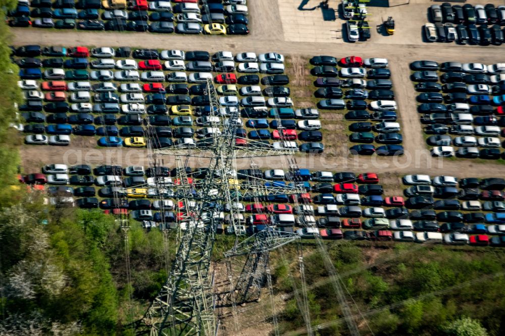 Recklinghausen from the bird's eye view: Scrapyard for recycling of cars cars and used vehicles with decomposition and aftermarket in Recklinghausen at Ruhrgebiet in the state North Rhine-Westphalia, Germany