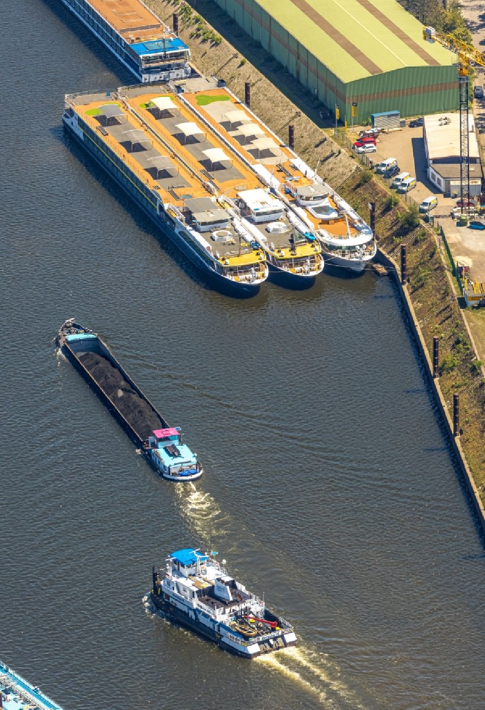 Aerial image Duisburg - Cargo ships and bulk carriers on the inland shipping waterway of the river course the Ruhr in the district Ruhrort in Duisburg in the state North Rhine-Westphalia, Germany