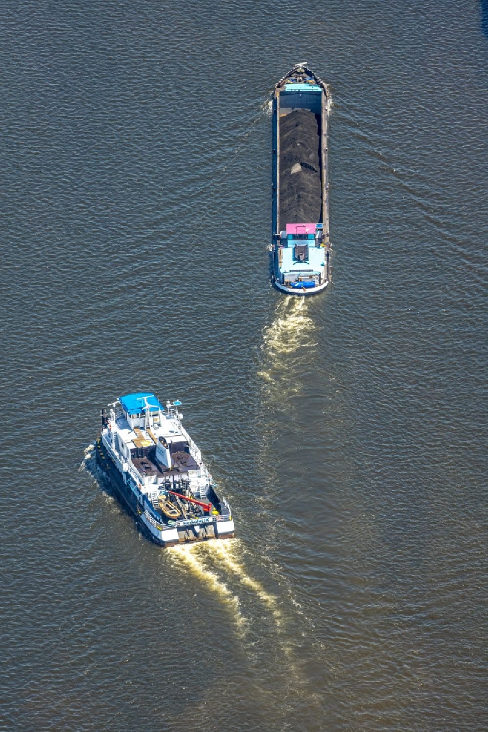 Aerial photograph Duisburg - Cargo ships and bulk carriers on the inland shipping waterway of the river course the Ruhr in the district Ruhrort in Duisburg in the state North Rhine-Westphalia, Germany