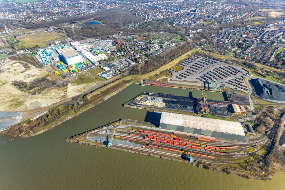 Duisburg from the bird's eye view: Wharves and jetties marine inland waterway with loading of building materials, earth, gravel, stones or other materials in the inner harbor in Duisburg in the state North Rhine-Westphalia, Germany