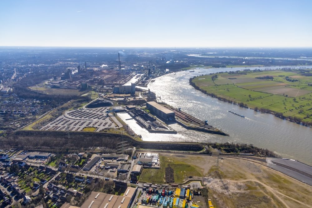 Aerial photograph Duisburg - Wharves and jetties marine inland waterway with loading of building materials, earth, gravel, stones or other materials in the inner harbor in Duisburg in the state North Rhine-Westphalia, Germany