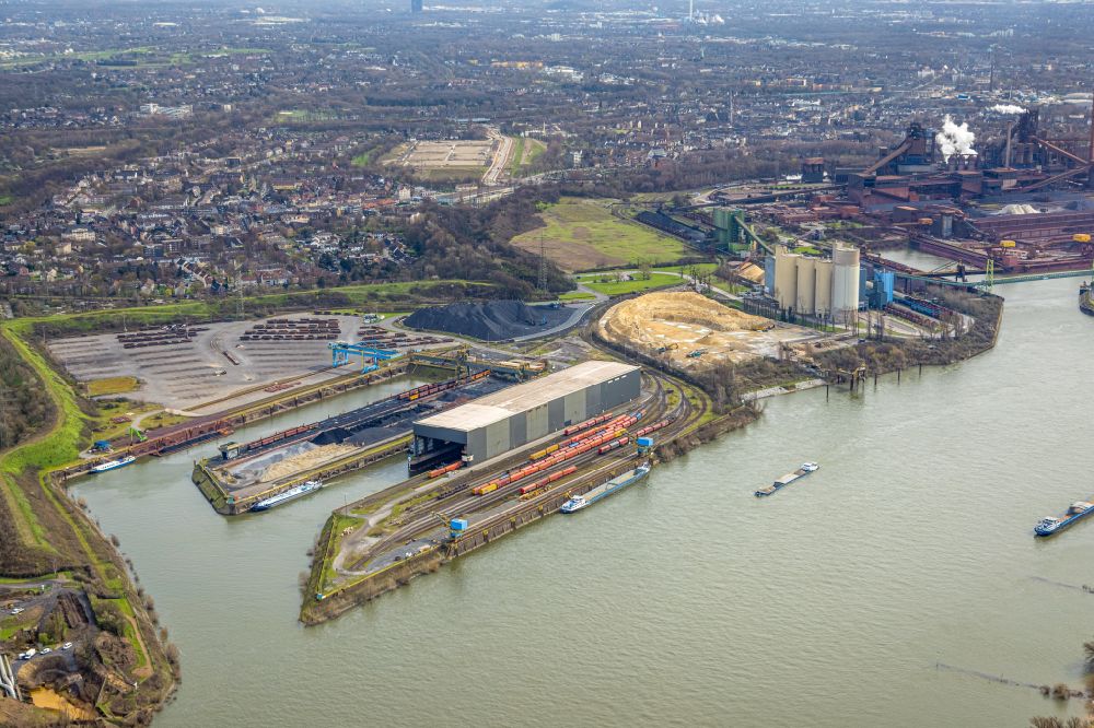 Aerial image Duisburg - Wharves and jetties marine inland waterway with loading of building materials, earth, gravel, stones or other materials in the inner harbor in Duisburg in the state North Rhine-Westphalia, Germany