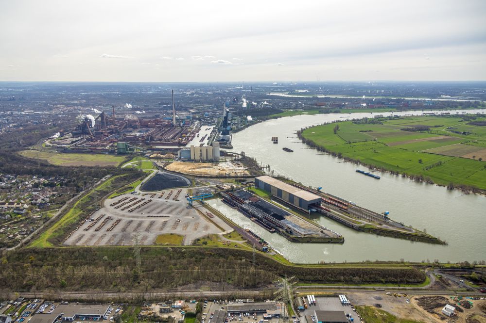 Aerial photograph Duisburg - Wharves and jetties marine inland waterway with loading of building materials, earth, gravel, stones or other materials in the inner harbor in Duisburg in the state North Rhine-Westphalia, Germany