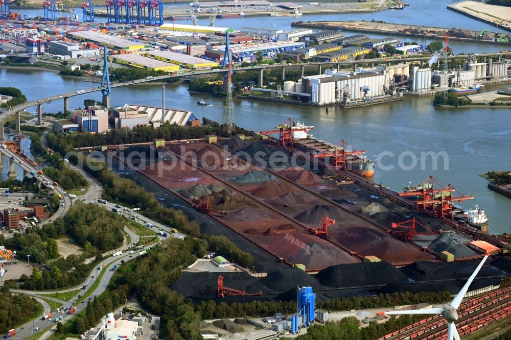 Aerial photograph Hamburg - Wharves and jetties marine inland waterway with loading of building materials, coal, earth, gravel, stones or other materials in the inner harbor in the district Altenwerder in Hamburg, Germany