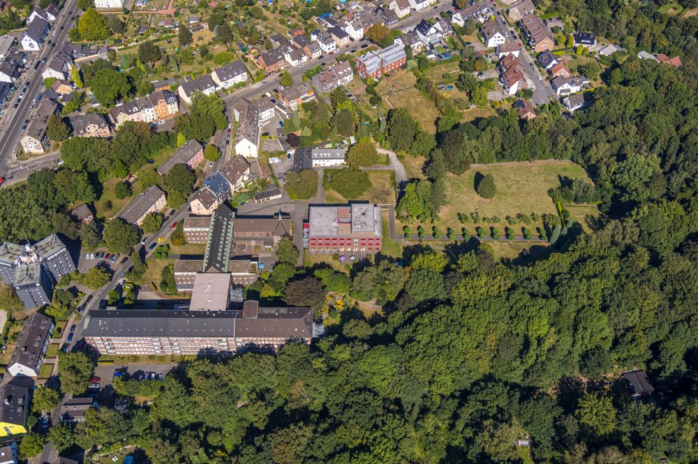 Aerial photograph Essen - School building of the of Albert-Liebmann-Schule on street Schlosswiese in the district Borbeck - Mitte in Essen at Ruhrgebiet in the state North Rhine-Westphalia, Germany