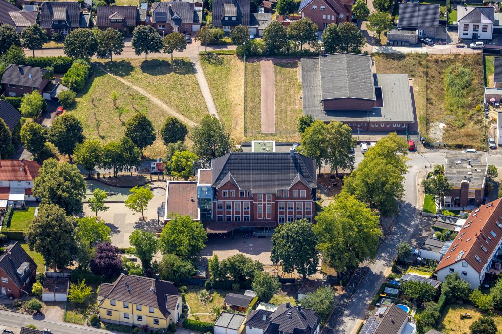Aerial photograph Bockum-Hövel - School building of the Von-Vincke-Schule on street Doerholtstrasse in Bockum-Hoevel at Ruhrgebiet in the state North Rhine-Westphalia, Germany