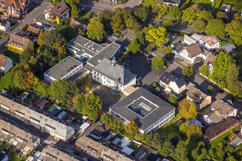 Kreuztal from the bird's eye view: School building of the Adolf-Wurmbach-Grundschule at the Schulstrasse in Kreuztal in the state North Rhine-Westphalia