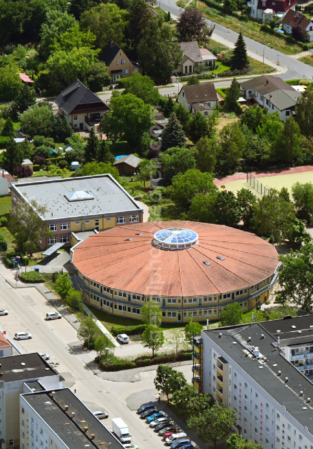 Falkensee from the bird's eye view: School building Adolph-Diesterweg Grundschule on Adlerstrasse in Falkensee in the state Brandenburg, Germany