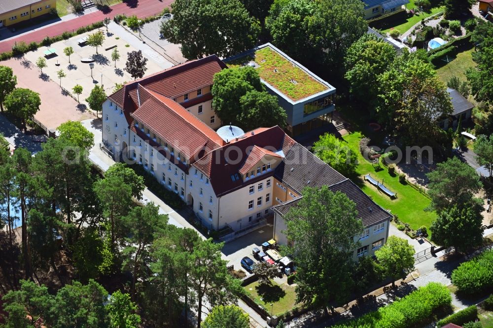 Aerial photograph Bergfelde - School building of the Ahorn Grundschule on Schulstrasse in Bergfelde in the state Brandenburg, Germany