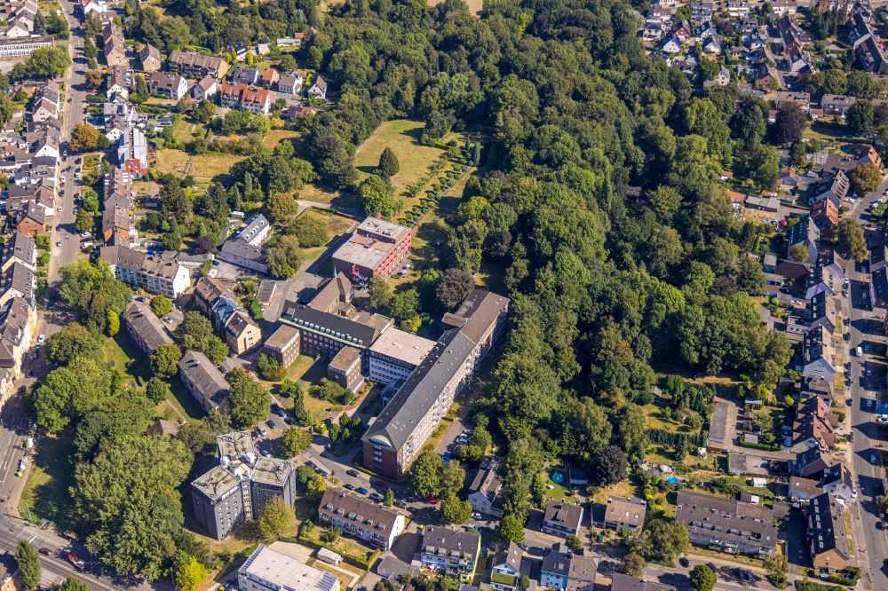 Aerial photograph Essen - School building of the of Albert-Liebmann-Schule on street Schlosswiese in the district Borbeck - Mitte in Essen at Ruhrgebiet in the state North Rhine-Westphalia, Germany