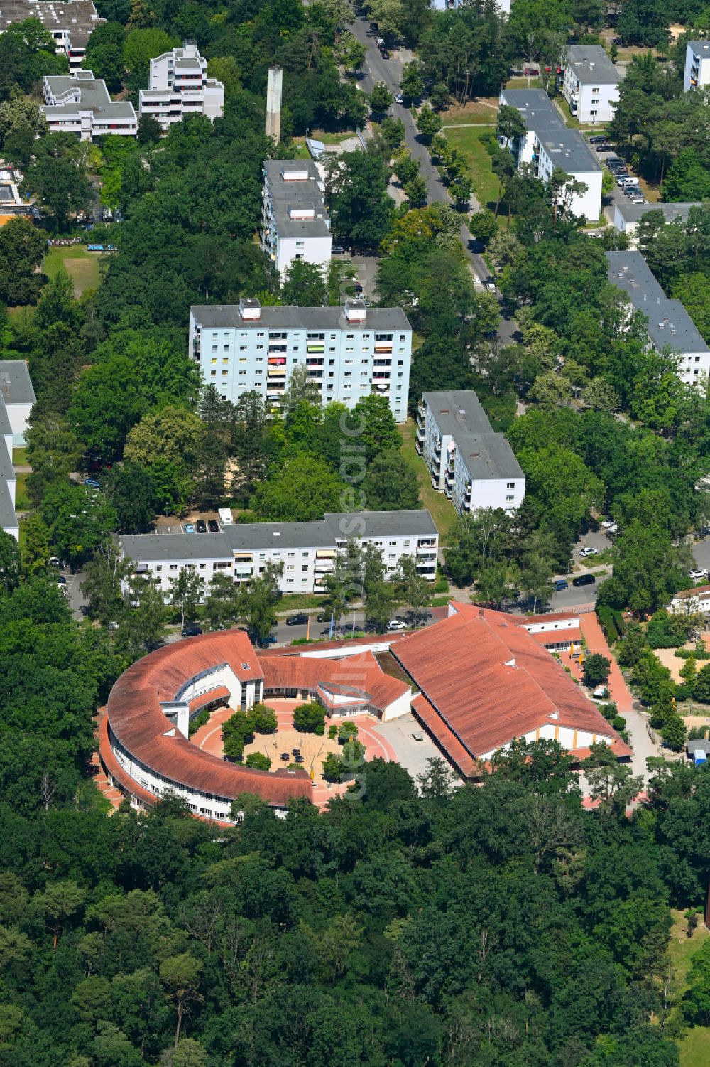 Aerial image Berlin - School building of the Anna-Essinger-Gemeinschaftsschule Montessori Grundschule on street Am Rohrgarten in the district Nikolassee in Berlin, Germany