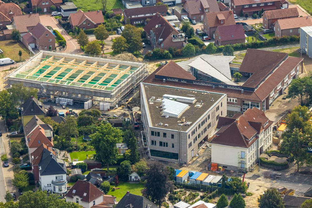 Aerial photograph Hamm - School building of the Arnold-Freymuth-Gesamtschule of Stadt Hamm An der Falkschule in the district Herringen in Hamm at Ruhrgebiet in the state North Rhine-Westphalia, Germany