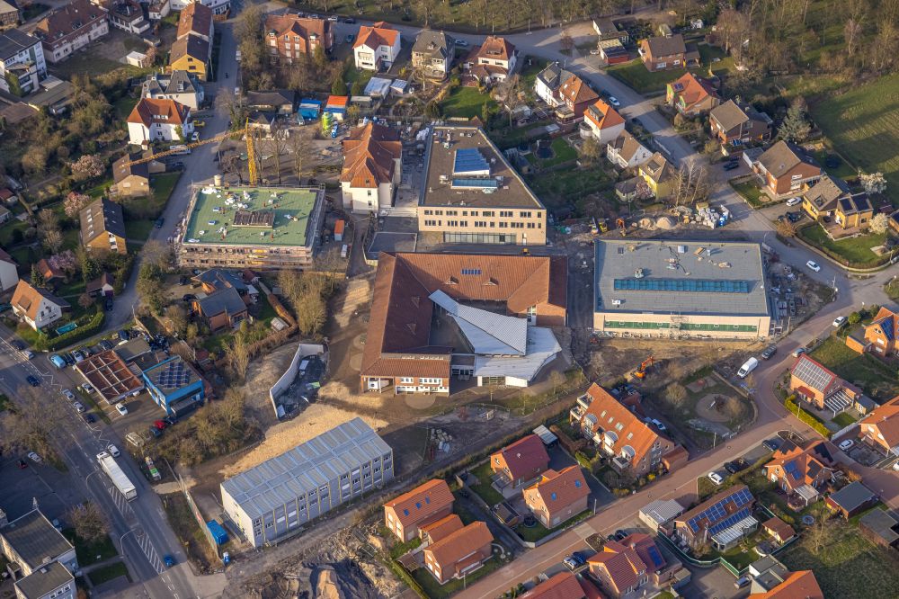 Aerial image Hamm - School building of the Arnold-Freymuth-Gesamtschule of Stadt Hamm An der Falkschule in the district Herringen in Hamm in the state North Rhine-Westphalia, Germany