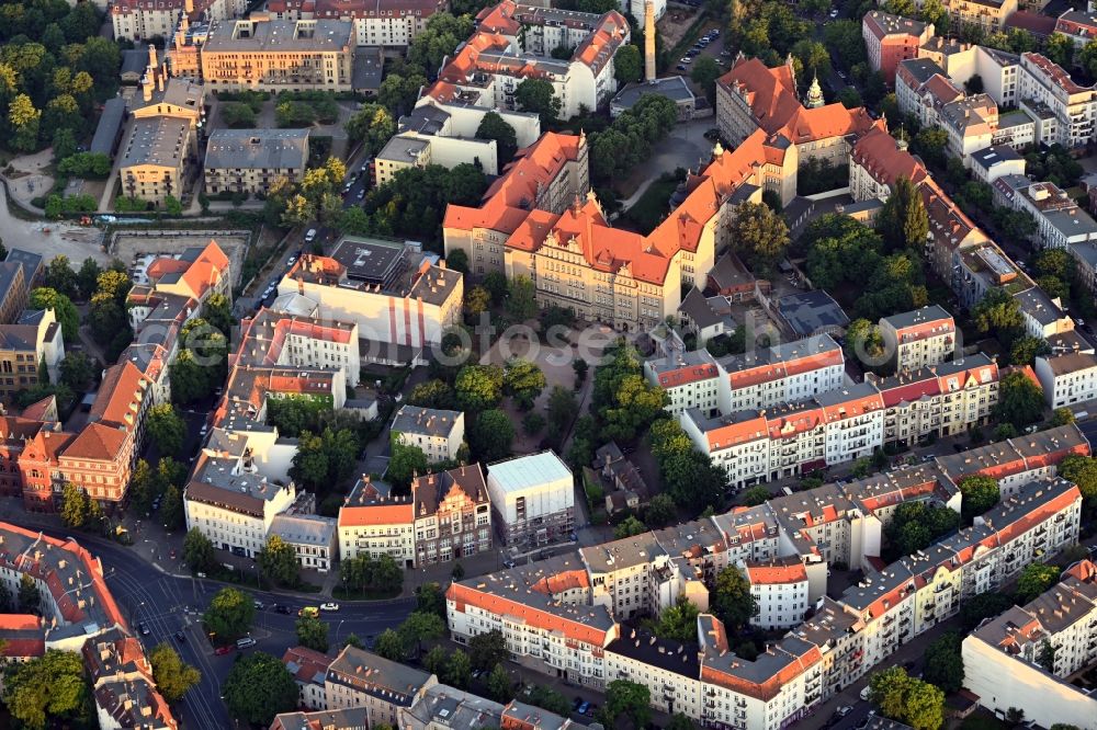 Berlin from the bird's eye view: School building of the Arnold-Zweig-Grundschule in the district Pankow in Berlin, Germany