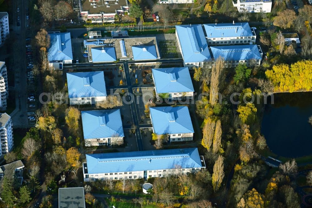 Aerial photograph Berlin - School building of the Bettina-von-Arnim-Schule in the district Maerkisches Viertel in Berlin, Germany