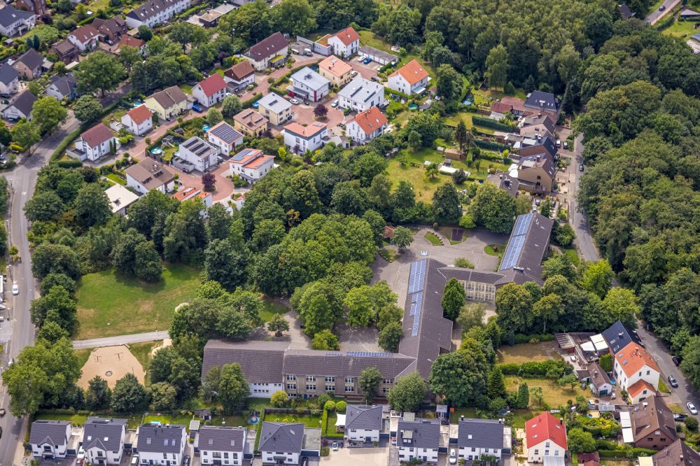 Aerial photograph Castrop-Rauxel - School building of the Cottenburgschule on street Cottenburgstrasse in the district Schwerin in Castrop-Rauxel at Ruhrgebiet in the state North Rhine-Westphalia, Germany