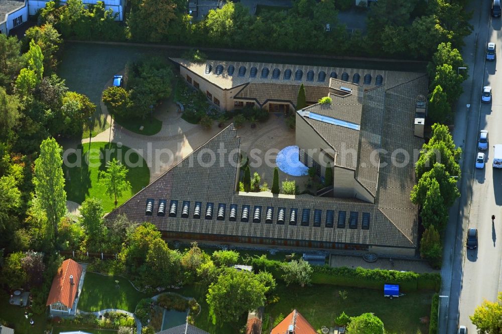 München from the bird's eye view: School building of the on Pfingstrosenstrasse in the district Hadern in Munich in the state Bavaria, Germany