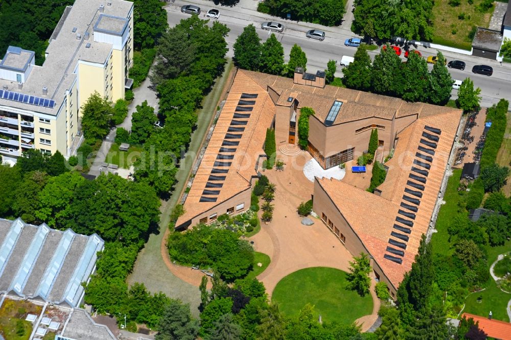 München from the bird's eye view: School building of the on Pfingstrosenstrasse in the district Hadern in Munich in the state Bavaria, Germany