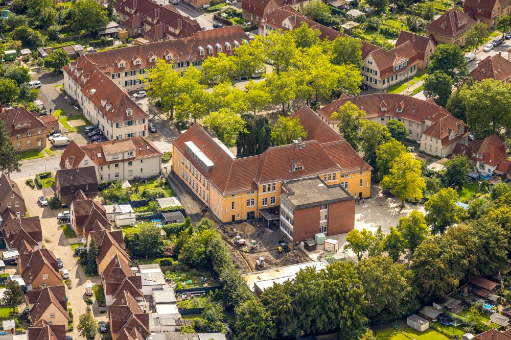 Ahlen from the bird's eye view: School building of the Diesterwegschule on street Schachtstrasse in the district Innenstadt in Ahlen in the state North Rhine-Westphalia, Germany