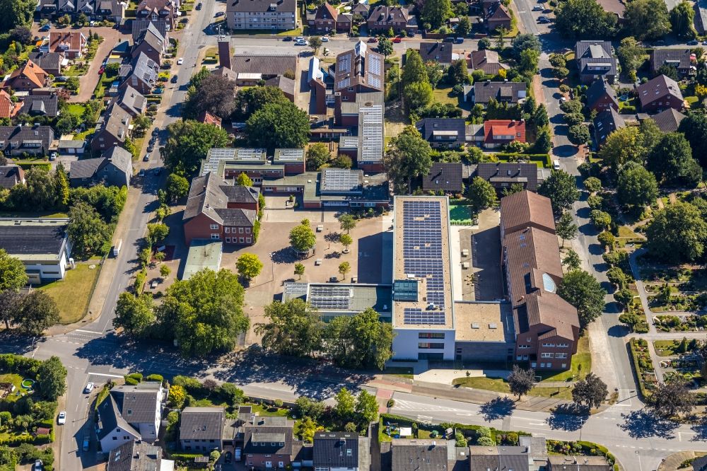 Aerial photograph Kirchhellen - School building of the former Gemeinschaftshauptschule Kirchhellen and of Vestischen Gymnasium on Schulstrasse - Kirchhellener Ring in Kirchhellen in the state North Rhine-Westphalia, Germany
