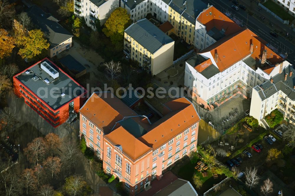 Aerial photograph Berlin - School building of the Elizabeth-Shaw-Grundschule on Grunowstrasse in the district Pankow in Berlin, Germany