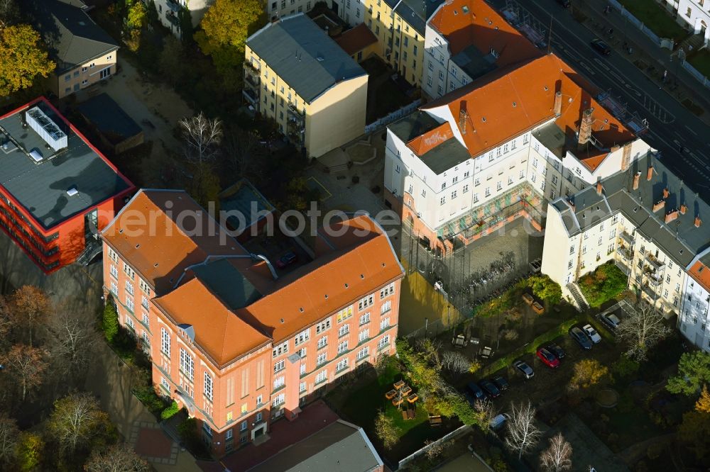 Berlin from above - School building of the Elizabeth-Shaw-Grundschule on Grunowstrasse in the district Pankow in Berlin, Germany