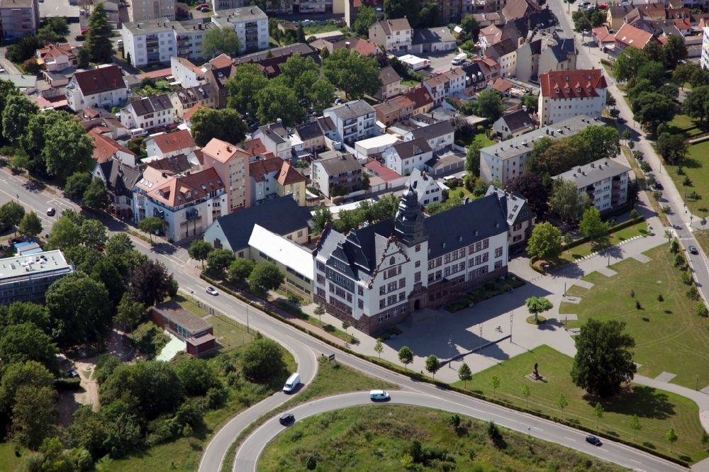 Aerial image Worms - School building of the Ernst Ludwig Grundschule in Worms in the state Rhineland-Palatinate, Germany