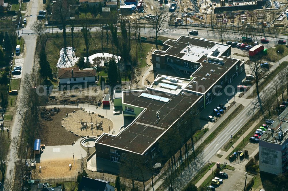 Aerial photograph Bernau - School building Evangelical Elementary School on Ladeburger Chaussee in Bernau in the state Brandenburg, Germany