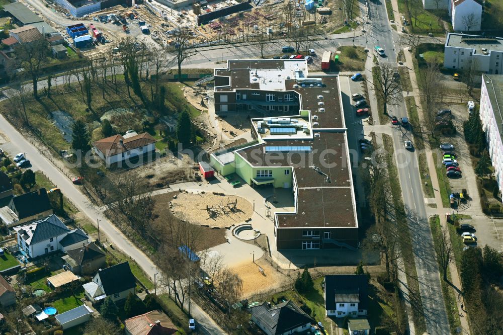 Bernau from the bird's eye view: School building Evangelical Elementary School on Ladeburger Chaussee in Bernau in the state Brandenburg, Germany