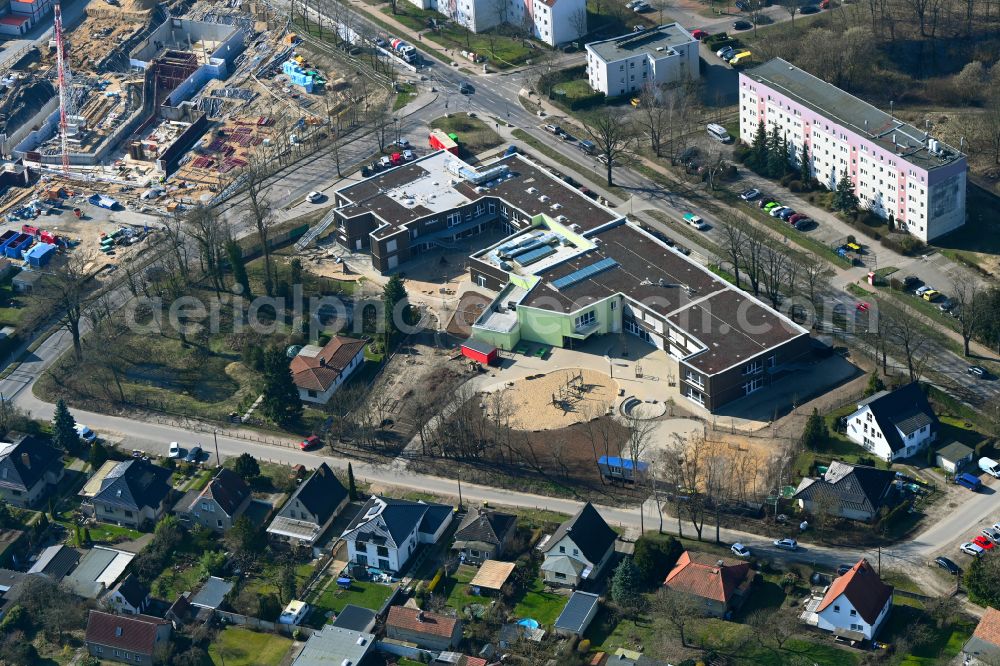 Aerial image Bernau - School building Evangelical Elementary School on Ladeburger Chaussee in Bernau in the state Brandenburg, Germany
