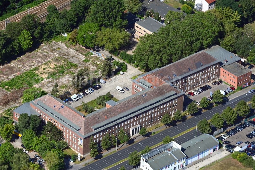 Aerial photograph Berlin - School building of the Freie Interkulturelle Waldorfschule Berlin on Schnellerstrasse in the district Niederschoeneweide in Berlin, Germany