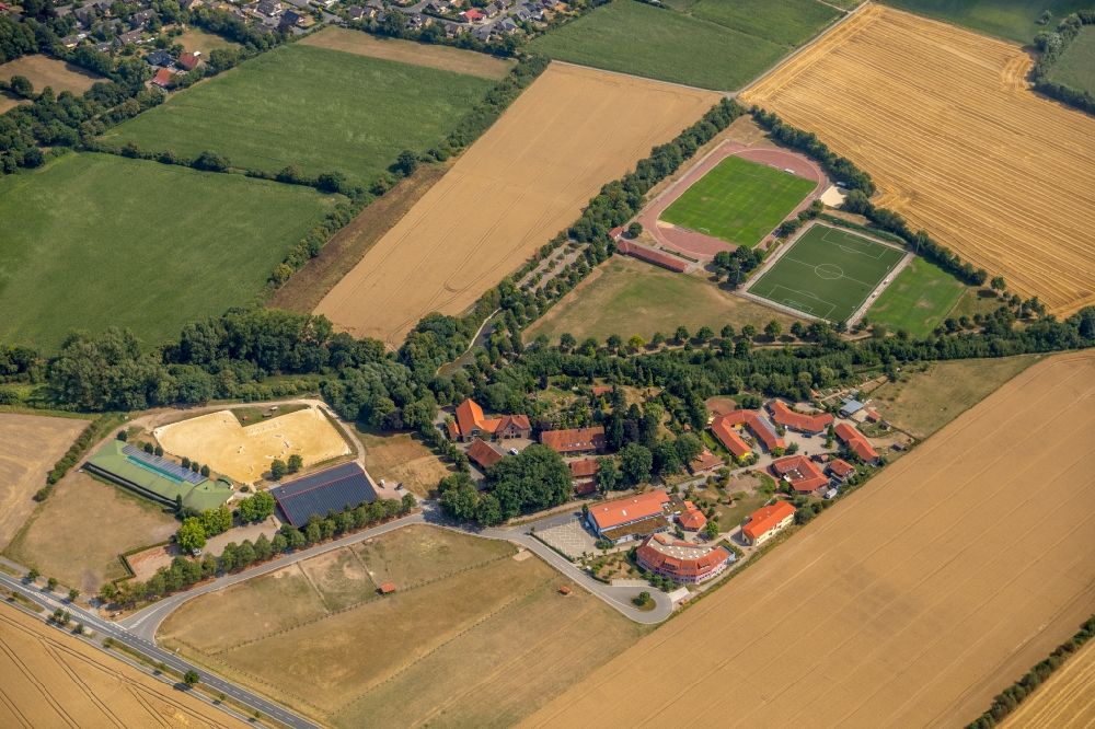Aerial photograph Everswinkel - School building of the Freie Waldorfschule Everswinkel and das Gelaende of Reit- u.Fahrverein Alverskirchen-Everswinkel in Everswinkel in the state North Rhine-Westphalia, Germany