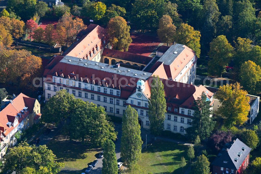 Aerial photograph Berlin - School building of the Gail S. Halvorsen Schule on street Im Gehege in the district Dahlem in Berlin, Germany