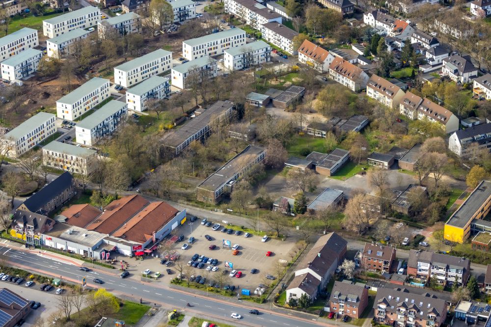 Aerial photograph Duisburg - School building of the Ganztags-Waldorfschule on street Heinrich-Bierwes-Strasse in the district Huettenheim in Duisburg at Ruhrgebiet in the state North Rhine-Westphalia, Germany