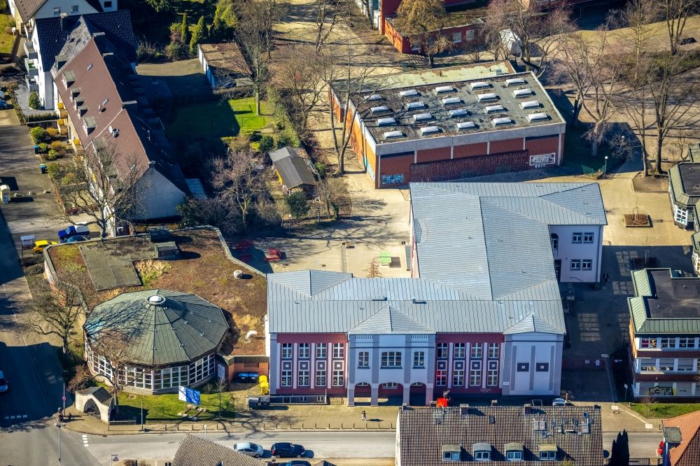 Gelsenkirchen from the bird's eye view: School building of the of GBM a?? Gesontschule Buer-Mitte Am Spritzenhaus in the district Buer in Gelsenkirchen at Ruhrgebiet in the state North Rhine-Westphalia, Germany