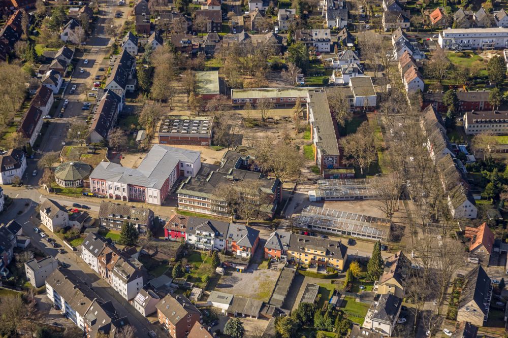Aerial image Gelsenkirchen - School building of the of GBM a?? Gesontschule Buer-Mitte Am Spritzenhaus in the district Buer in Gelsenkirchen at Ruhrgebiet in the state North Rhine-Westphalia, Germany