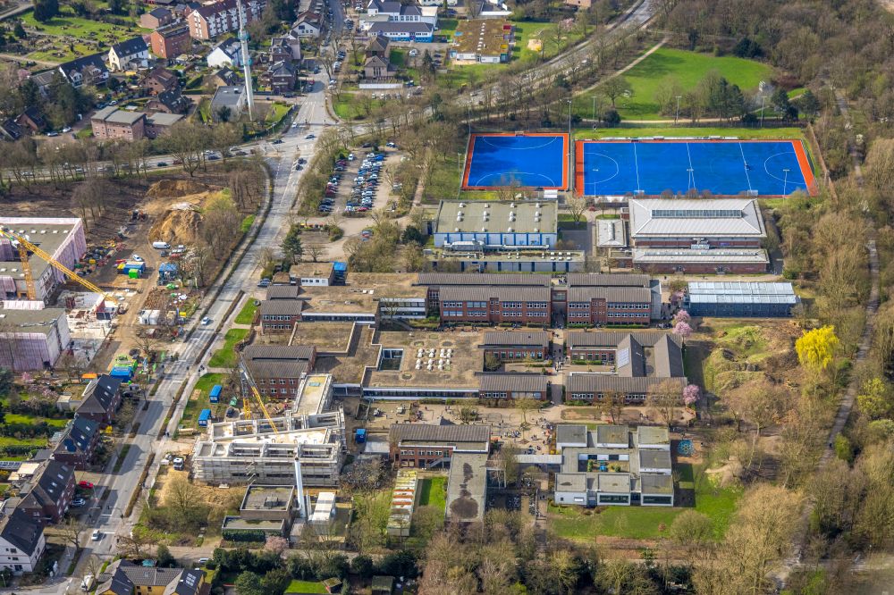 Aerial image Dinslaken - School building of the Gelaende of Gustav-Heinemann-Schulzentrum in Dinslaken in the state North Rhine-Westphalia, Germany