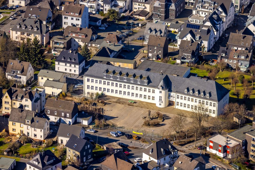 Aerial photograph Olpe - School building of the GemeinschaftsA?grundschule der Stadt Olpe a??Am Hohensteina?? on street Bergstrasse in Olpe at Sauerland in the state North Rhine-Westphalia, Germany