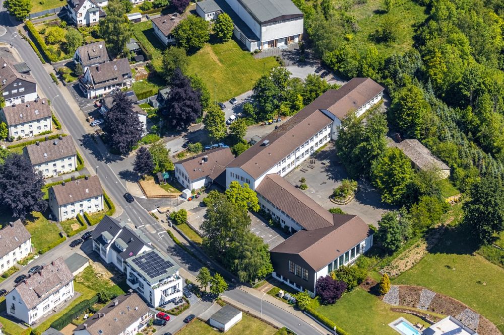 Aerial photograph Attendorn - School building of the Gemeinschaftsgrundschule St.-Engelbert Am Stuerzenberg in Attendorn in the state North Rhine-Westphalia, Germany