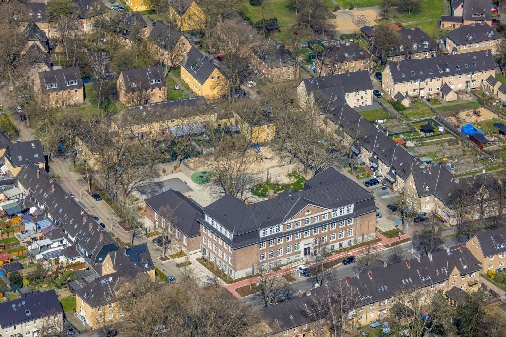 Aerial image Dinslaken - School building of the Gemeinschaftsgrundschule Lohberg on Lohbergstrasse in Dinslaken in the state North Rhine-Westphalia, Germany