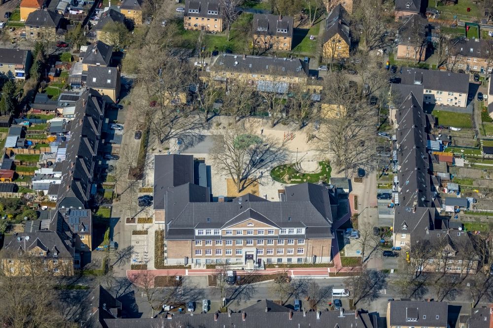 Aerial photograph Dinslaken - School building of the Gemeinschaftsgrundschule Lohberg on Lohbergstrasse in Dinslaken in the state North Rhine-Westphalia, Germany