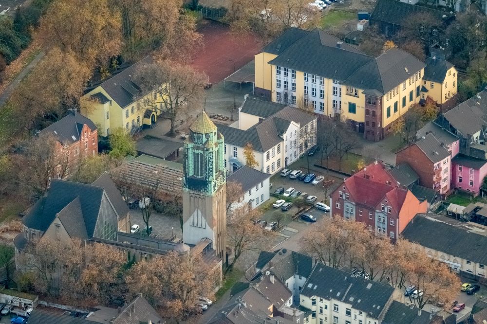 Aerial photograph Duisburg - School building of the Gemeinschaftsschule Bruckhausen in the district Bruckhausen in Duisburg in the state North Rhine-Westphalia