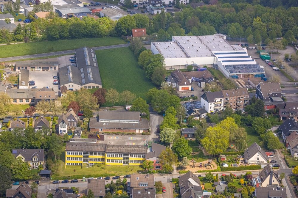 Heiligenhaus from the bird's eye view: School building of the Gerhard-Tersteegen-Schule in the district Hetterscheidt in Heiligenhaus at Ruhrgebiet in the state North Rhine-Westphalia, Germany