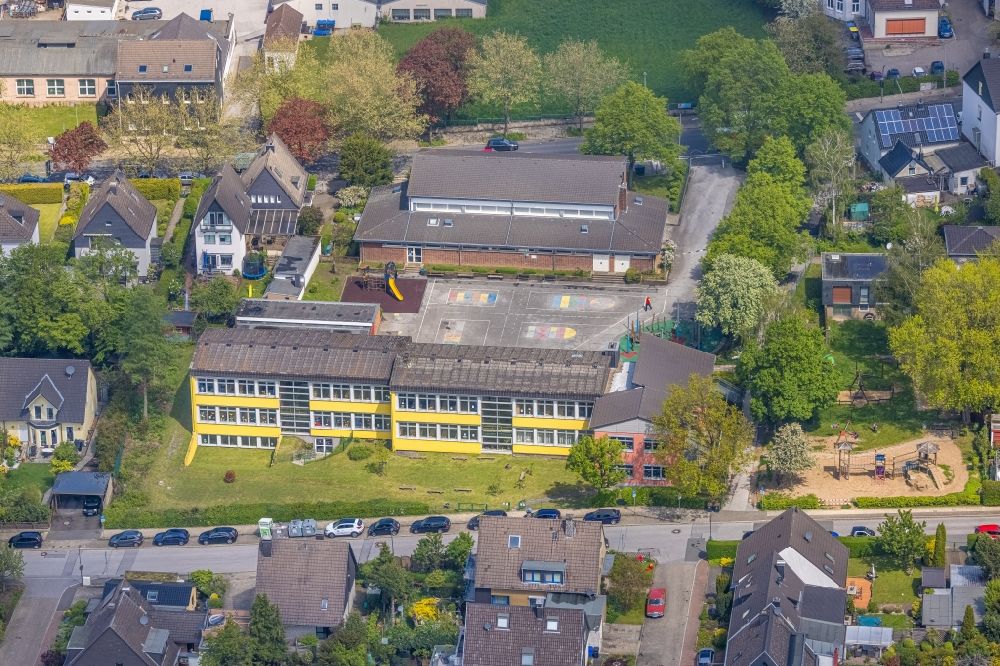 Aerial photograph Heiligenhaus - School building of the Gerhard-Tersteegen-Schule in the district Hetterscheidt in Heiligenhaus at Ruhrgebiet in the state North Rhine-Westphalia, Germany