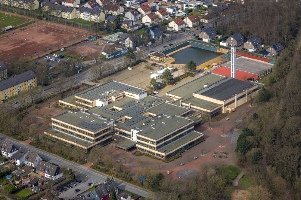Aerial photograph Duisburg - School buildings Comprehensive School Duisburg-Sued in Duisburg in North Rhine-Westphalia. Behind the sports facility Grossenbaum